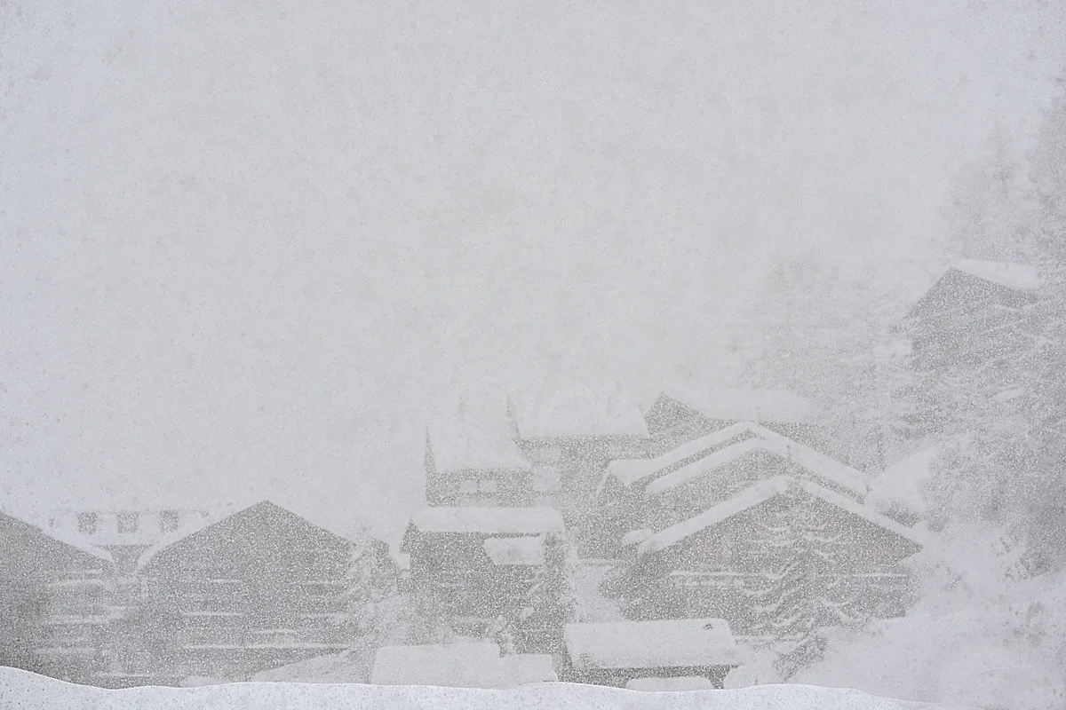 Acumulación masiva de nieve en un paso de montaña durante una tormenta invernal severa