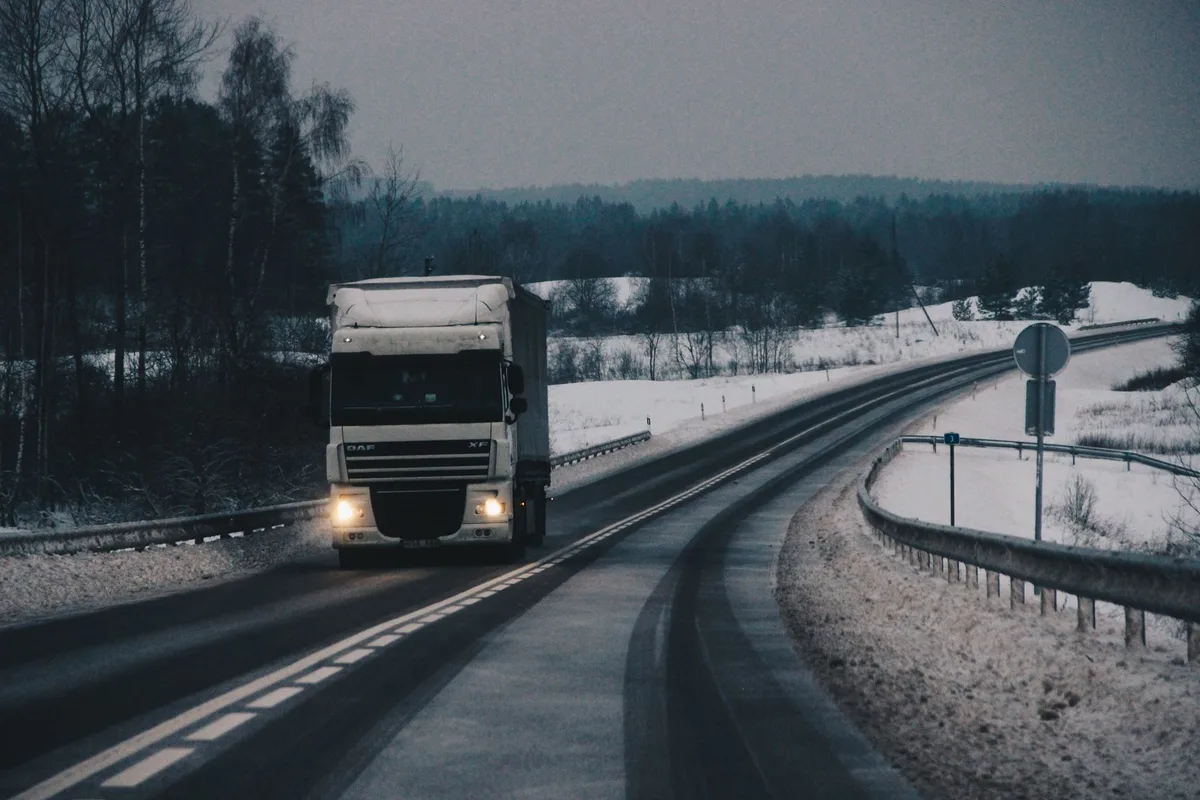 Camiones de carga detenidos en una carretera nevada durante el cierre invernal