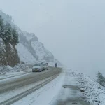 Camiones varados en un paso de montaña cubierto de nieve durante una tormenta de invierno en los Andes