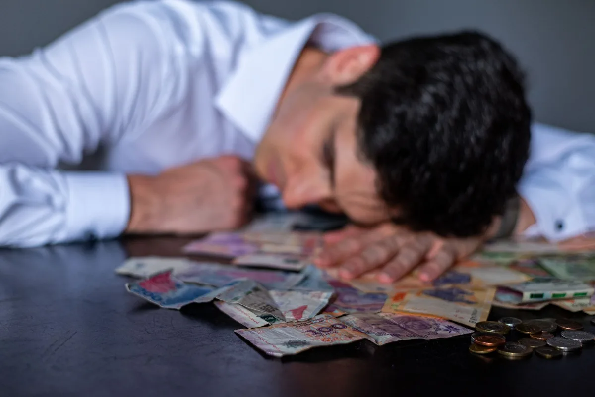 Gráficos de indicadores económicos y tasas de riesgo país en declive