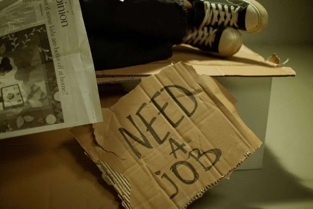 Persona buscando empleo en una oficina de colocaciones