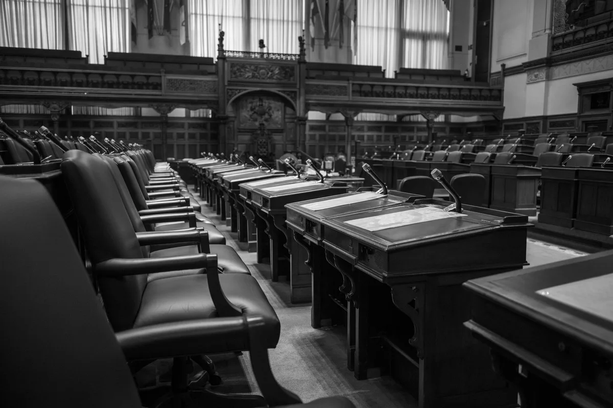 Documentos de política económica y análisis de mercado sobre una mesa de oficina