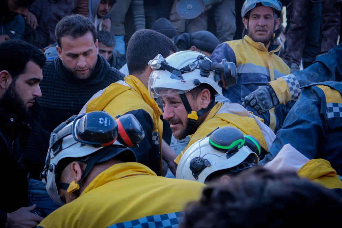 Equipos de ayuda internacional y trabajadores de rescate distribuyendo asistencia humanitaria