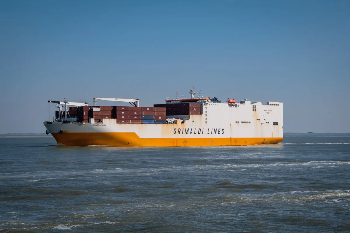 Globale Handelsrouten und Schiffe auf dem Meer symbolisieren internationale Handelsverbindungen