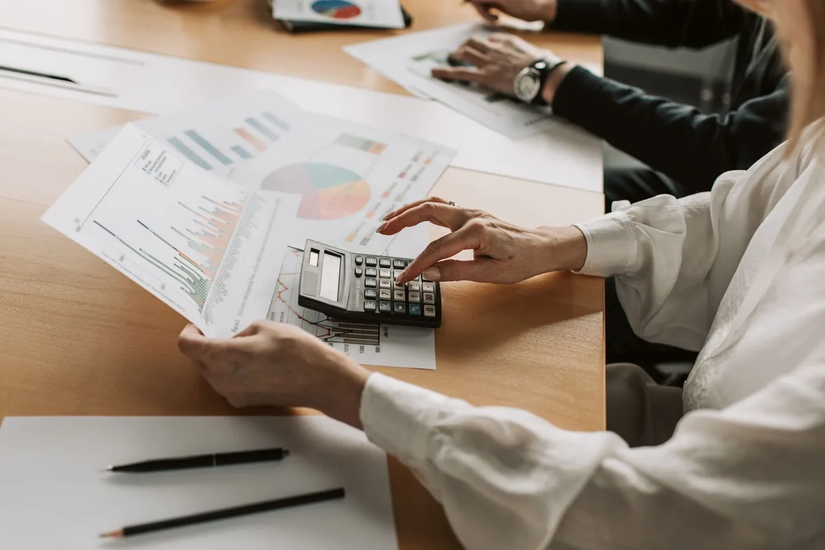 Finanzkommission diskutiert Budgetallokationen und Haushaltsprognosen