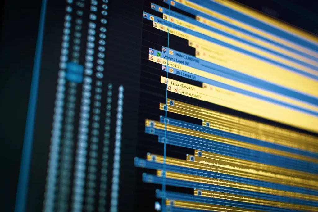 Verschiedene Softwaredashboards auf mehreren Bildschirmen, die sich zu einer einheitlichen Schnittstelle vereinigen