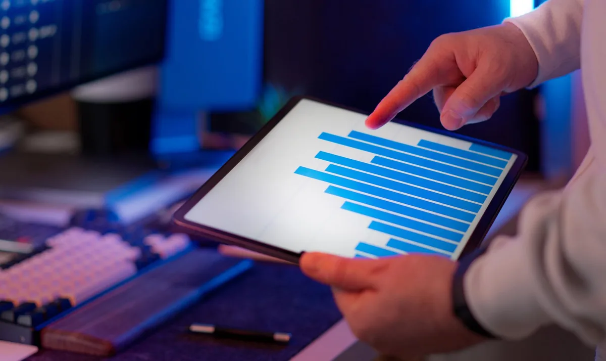 Verschiedene Marketing-Automation-Plattformen auf Bildschirmen angezeigt