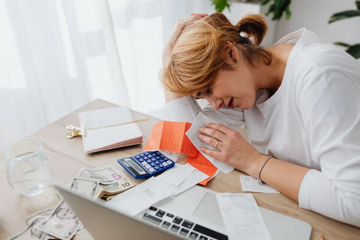 Familia revisando presupuesto doméstico con preocupación