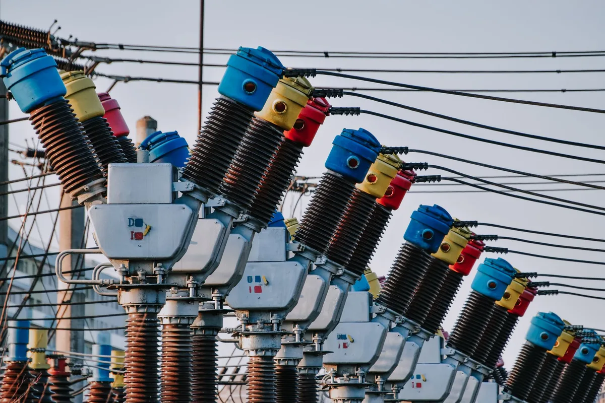 Red de distribución de energía eléctrica y gas en zona urbana con torres y cables