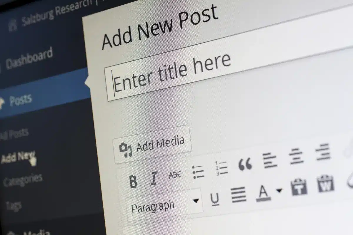 Verschiedene Content-Formate wie Artikel, Guides und Listen auf einem digitalen Dashboard