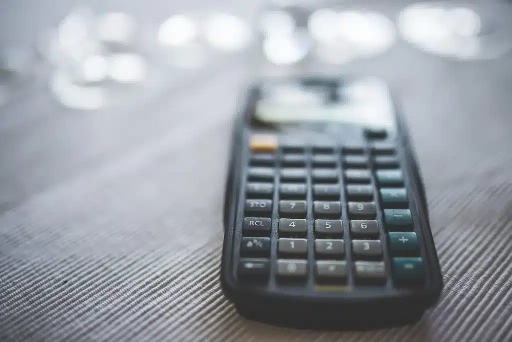 Desk with budget papers and calculator symbolizing fiscal policy challenges