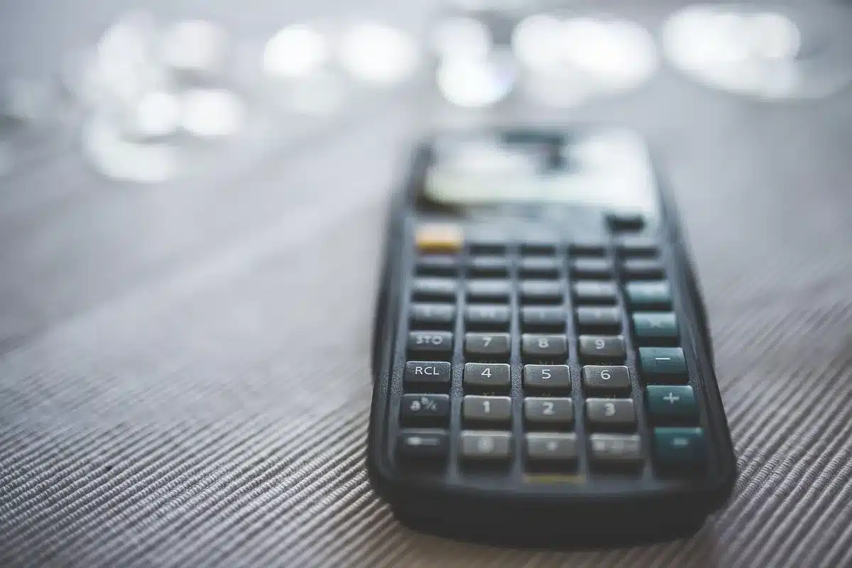 Desk with budget papers and calculator symbolizing fiscal policy challenges