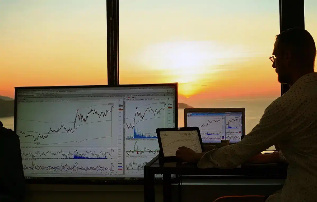 Pantallas con índices financieros mostrando volatilidad